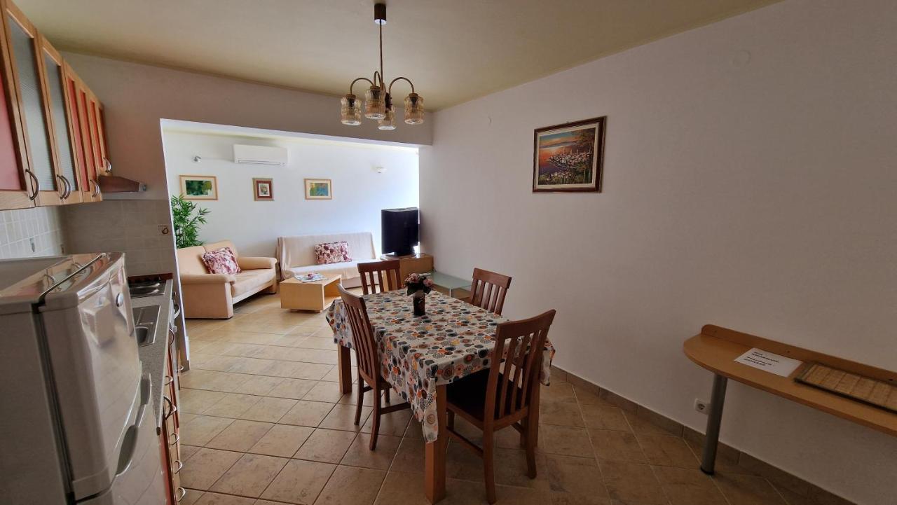 Haus Anica Apartamento Rab Town Exterior foto