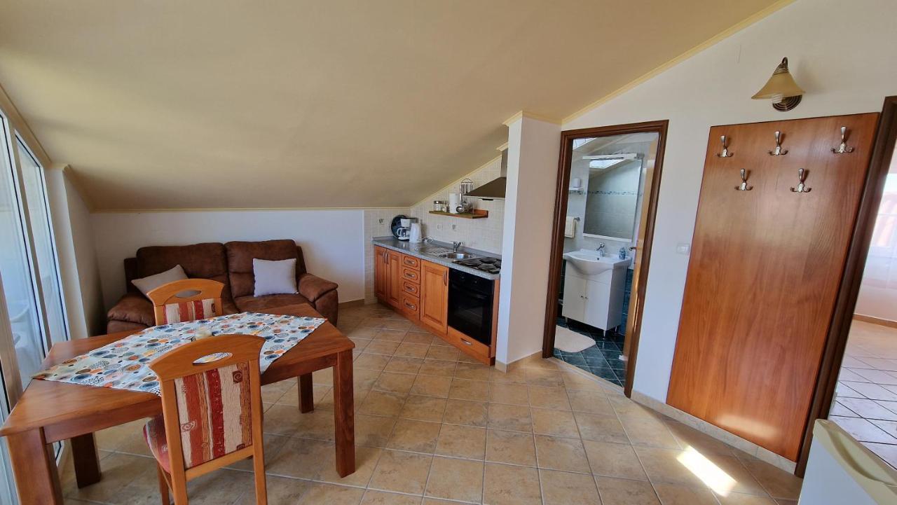 Haus Anica Apartamento Rab Town Exterior foto
