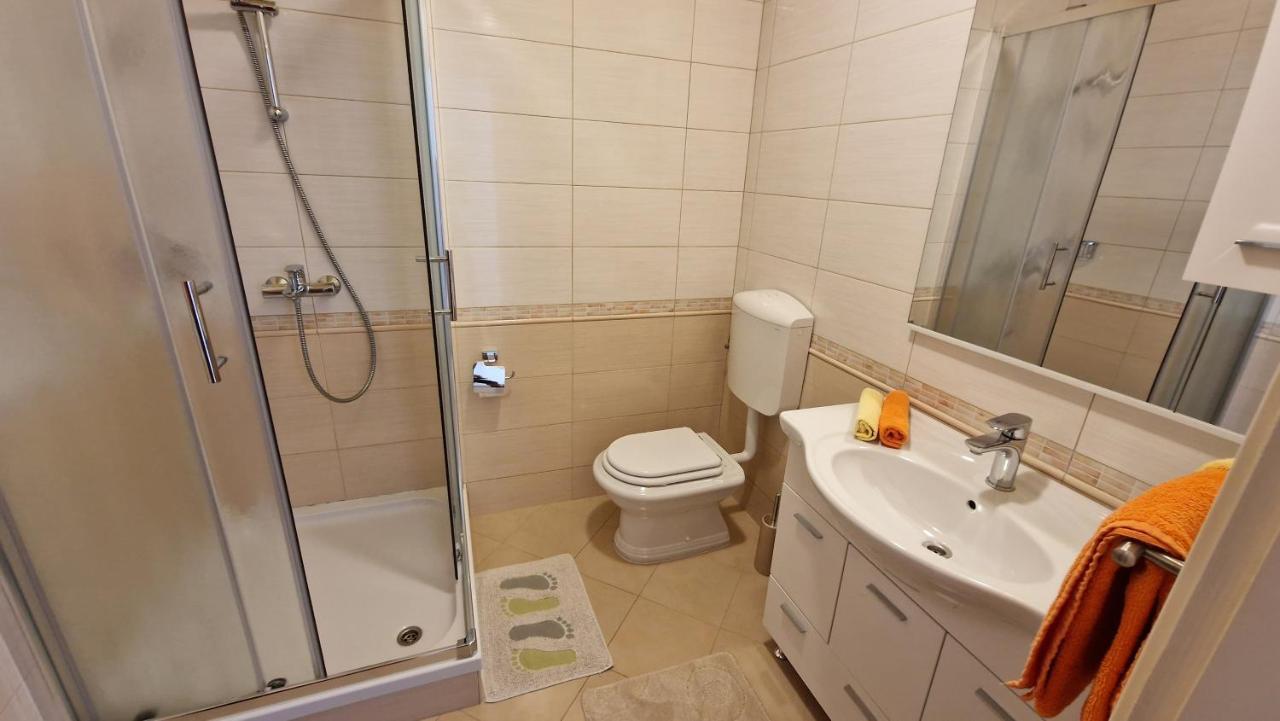 Haus Anica Apartamento Rab Town Exterior foto